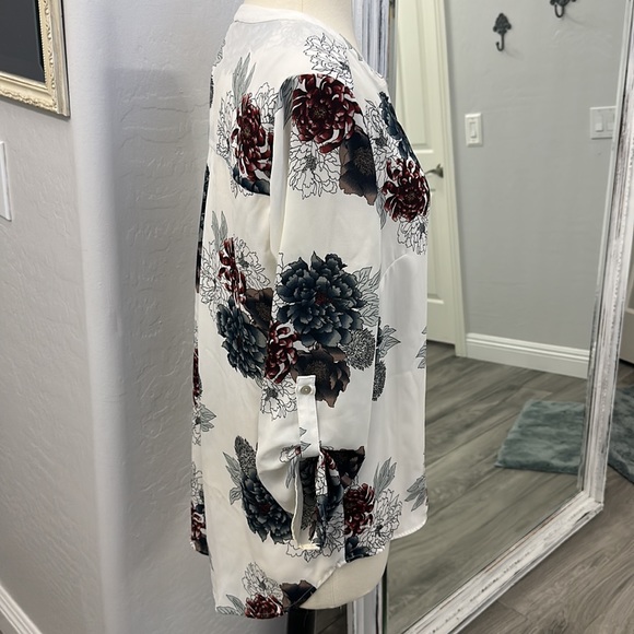 Cute Daniel Rain Ladies Blouse with Floral Design and 3/4 sleeves - Picture 3 of 6